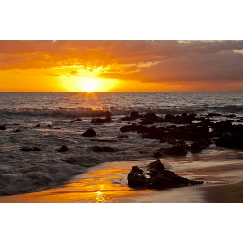 USA, Hawaii, Maui, Kihei Sunset on ocean beach